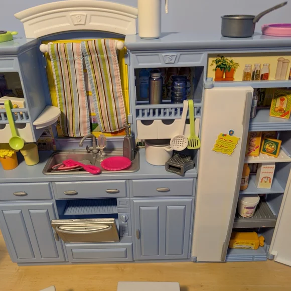 Barbie Kitchen Set 2005 - Picture 4 of 11